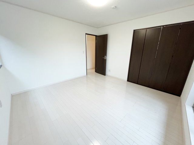 所沢市東狭山ヶ丘2丁目中古戸建の洋室|8帖の洋室は主寝室や個人部屋としても大活躍♪