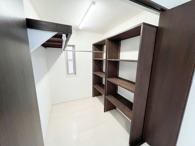 所沢市東狭山ヶ丘2丁目中古戸建の収納|2階の8帖の洋室には便利な広々ウォークインクローゼット完備♪