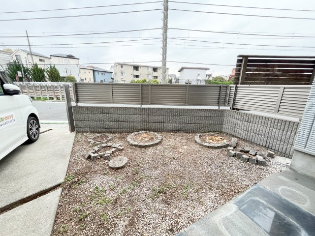 所沢市東狭山ヶ丘2丁目中古戸建の庭|便利なお庭付き！ガーデニングなどでなく、お子様のあそび場やペットの遊び場としても利用できます♪