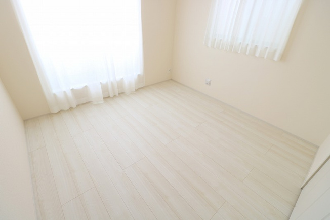 【寝室】 | 富士見市羽沢1丁目　新築一戸建住宅　全2棟　(ふじみ野店) | 主寝室6.12帖。
南面バルコニーに面した明るい空間です。