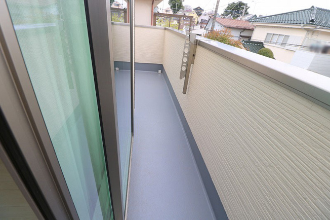 【バルコニー】 | 富士見市羽沢1丁目　新築一戸建住宅　全2棟　(ふじみ野店) | 南面バルコニーにつき陽当り良好！
暖かな陽光の下で洗濯物を干すことができます！