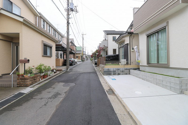【前面道路含む現地写真】 | 富士見市羽沢1丁目　新築一戸建住宅　全2棟　(ふじみ野店) | 大型ショッピング施設「ららぽーと富士見」まで徒歩6分です！
周辺環境も併せてご案内いたします！