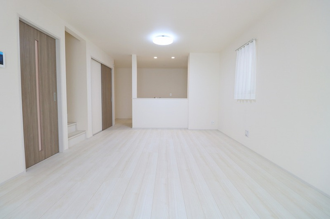 【居間・リビング】 | 富士見市羽沢1丁目　新築一戸建住宅　全2棟　(ふじみ野店) | LDK17.5帖。
ご家族とのコミュニケーションが深まる居心地の良い空間です。
南向きにつき明るい光が差し込みます。