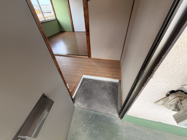 鳥飼下2丁目貸家の玄関