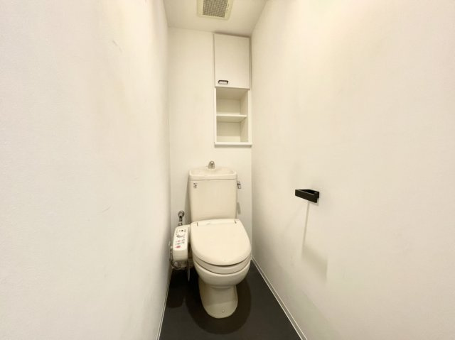 ファミール苦楽園のトイレ|【トイレ】
上部には収納キャビネットとオープン棚を備え、トイレットペーパーや日用品の収納にも困りません。