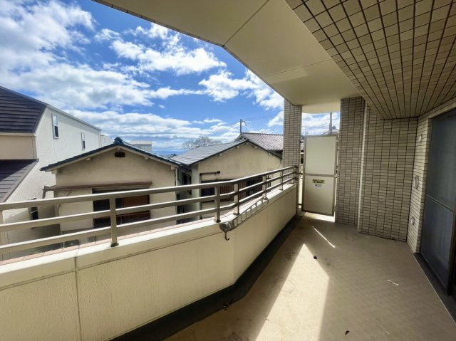 ファミール苦楽園のバルコニー|【バルコニー】
青空が広がるワイドバルコニーで開放感があります。たっぷりの日当たりと風通しで、洗濯物もすっきり乾きます。