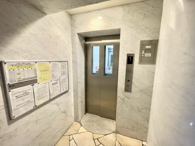 ファミール苦楽園のその他共用部分|【エレベーター】
大理石調の壁が高級感を演出するエレベーターホール。清潔に管理されたエントランスは、毎日の帰宅を上質な気分で迎えてくれます。