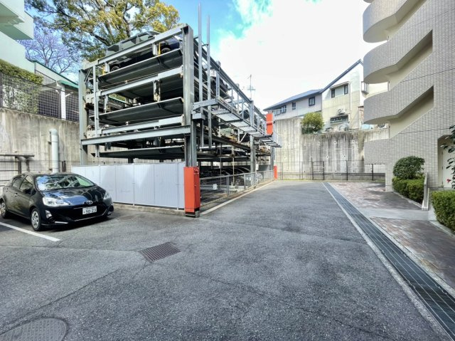 ファミール苦楽園の駐車場