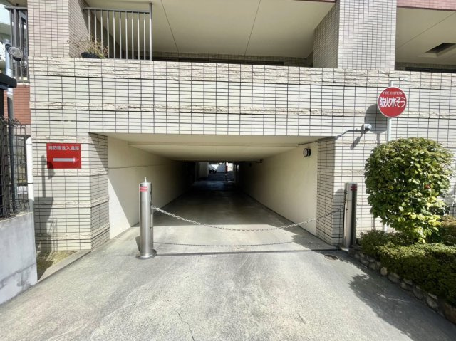ファミール苦楽園の駐車場