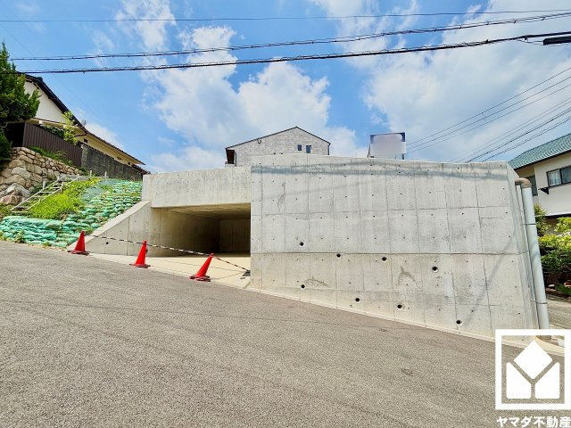 西宮市木津山町の外観|約80.37坪と広々とした敷地なので、居宅のほかバイク置き場やドッグラン、ガーデニングなども楽しめるお庭づくりが実現できます。