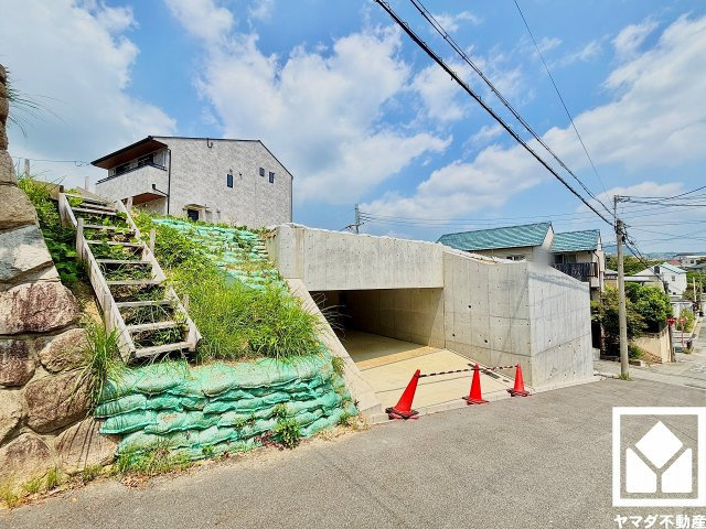 西宮市木津山町の外観|北東角地の高台につき、風通しが良く開放感のある立地です。