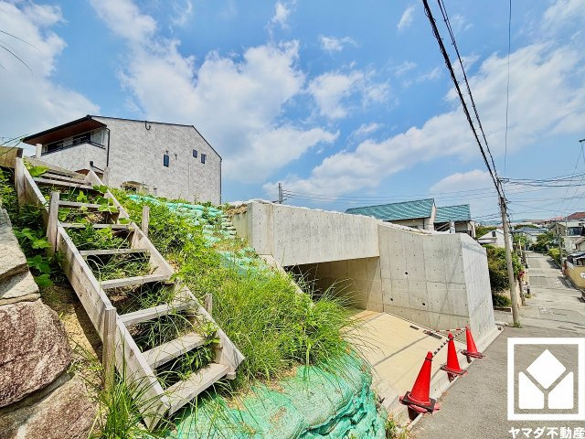 西宮市木津山町の外観|阪急甲陽線「苦楽園口」駅まで徒歩12分、JR東海道本線「さくら夙川」駅まで徒歩23分、阪神本線「香櫨園」駅まで徒歩27分の立地。