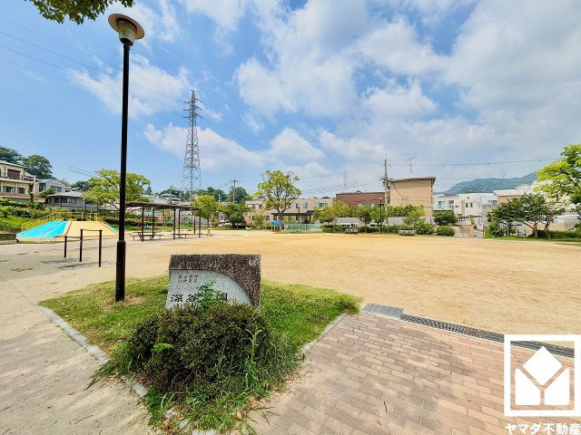 西宮市木津山町のその他|石山遊具や幼児用遊具、健康遊具なども備えた「深谷公園」まで徒歩2分（約150m）。ハナモモや桜に囲まれた綺麗な園内は見通しが良く、中央のパーゴラ付きベンチからお子様を見守りやすい環境です。