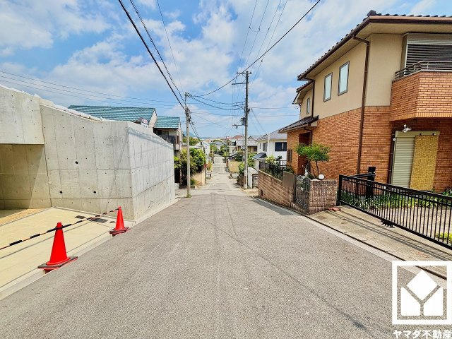 西宮市木津山町の前面道路含む現地写真|車庫のある東側は前面道路幅員約6.0mとゆったりとした広さがあるのでファミリーカー等の車の出入りもしやすい立地です。