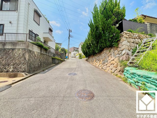 西宮市木津山町の前面道路含む現地写真|東側は余裕のある間口約17.3mで、駐車スペースや玄関アプローチが確保しやすく、間取りの自由度が高まります。