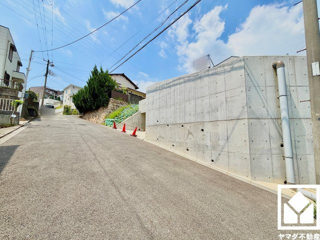 西宮市木津山町の外観|周囲にはすでに建物が建っていますので、実際の採光状況や窓の位置なども事前にご確認いただけます。