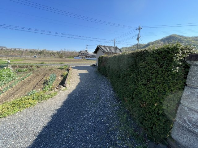 中古戸建・中古住宅　佐野市栃本町　栃本小学校・田沼東中学校の前面道路含む現地写真