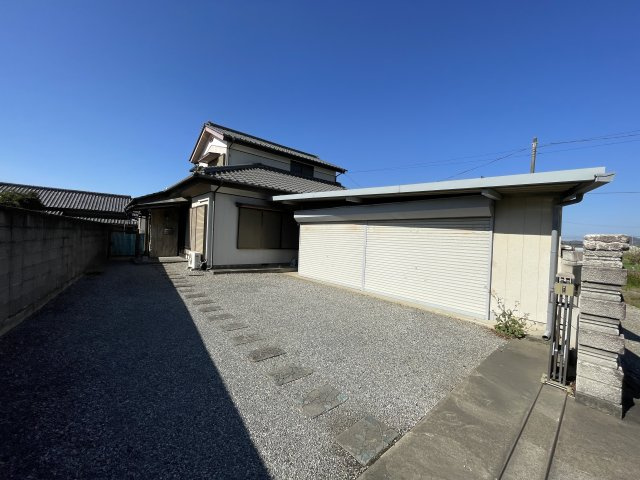 中古戸建・中古住宅　佐野市栃本町　栃本小学校・田沼東中学校の駐車場|シャッター付き車庫2台分！