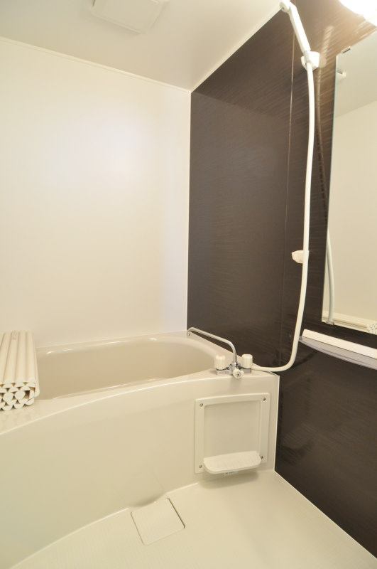 アルメゾン鳩山小用の浴室|落ち着いた空間のお風呂です