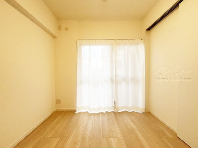 【子供部屋】 | パレ・ソレイユ世田谷二丁目 | 洋室2　窓から明るい光が差し込む洋室。ベッドを置いて個人居室にする場合は、多くの時間を過ごすことになる空間です。使い勝手や落ち着きを想像してください。～即日のご見学可能～　お問合せはお気軽にどうぞ。
