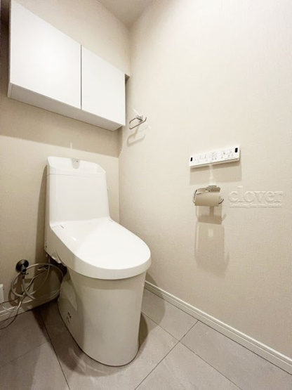 【トイレ】 | パレ・ソレイユ世田谷二丁目 | 上部に収納を備えたトイレです。自宅の中でも最もプライベートな空間だからこそ、ほしい「落ち着き」がここにあります。～即日のご見学可能～　お問合せはお気軽にどうぞ。
