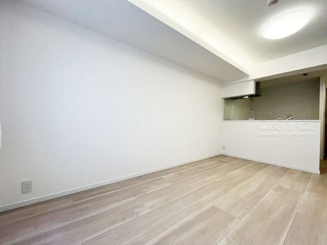 【キッチン】 | パレ・ソレイユ世田谷二丁目 | 広くスペースをとってあるLDK。この空間に、どのように家具を配置していくのかを考えるのが、住宅購入時のなによりの楽しみです。～即日のご見学可能～　お問合せはお気軽にどうぞ。

