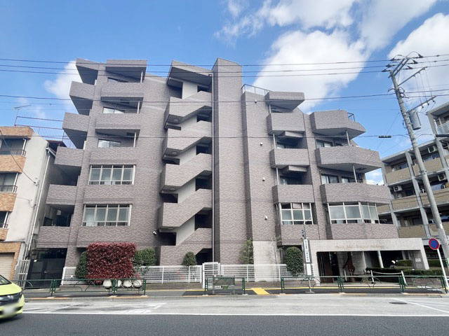 【外観】 | パレ・ソレイユ世田谷二丁目 | 手入れの行き届いた外壁やエントランスなど、「見ればわかる」レベルで清潔感を保ったマンションです。築年数を感じさせない姿で皆様をお出迎えします。～即日のご見学可能～　お問合せはお気軽にどうぞ。
