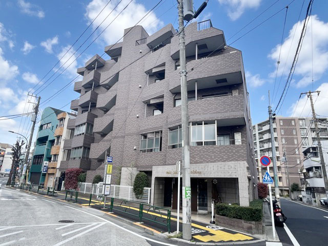 【現況写真】 | パレ・ソレイユ世田谷二丁目 | 外観と前面道路の様子。～即日のご見学可能～　お問合せはお気軽にどうぞ。

