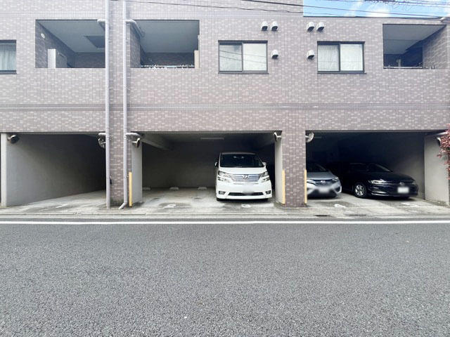 【駐車場】 | パレ・ソレイユ世田谷二丁目 | マンションの駐車場スペース。空きの有無や駐車料金、サイズ規定などについては、改めてお問い合わせください。～即日のご見学可能～　お問合せはお気軽にどうぞ。
