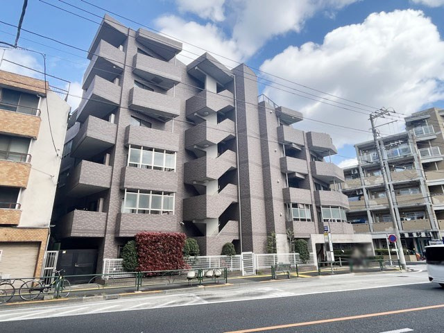 【外観】 | パレ・ソレイユ世田谷二丁目 | 青空によく映える建物です。手入れの行き届いた外壁やマンション正面エントランスなど、綺麗な姿をぜひ一度、現地にてご覧ください。～即日のご見学可能～　お問合せはお気軽にどうぞ。
