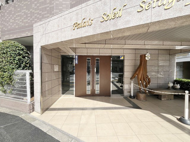 【エントランス】 | パレ・ソレイユ世田谷二丁目 | オートロックを備えた、マンションのエントランス。やはりセキュリティの観点は欠かすことができません。皆様を“安全”に送り出し、出迎えてくれます。～即日のご見学可能～　お問合せはお気軽にどうぞ。
