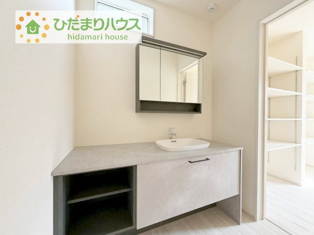 【独立洗面台】 | かすみがうら市下稲吉2期　新築戸建　4号棟 | 三面鏡の大きな鏡は憧れます(^^♪
鏡の後ろは収納となっていて、細かいものでも収納できるのでスッキリと整理できます！