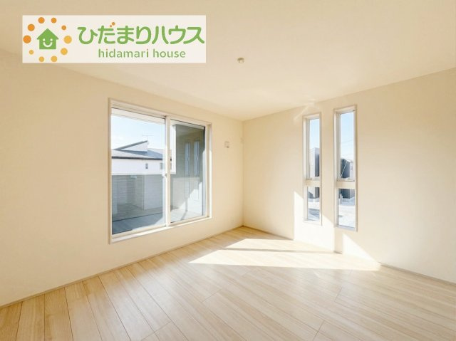 【寝室】 | かすみがうら市下稲吉2期　新築戸建　4号棟 | バルコニーに面していて、たっぷり光りの入る明るい主寝室です！