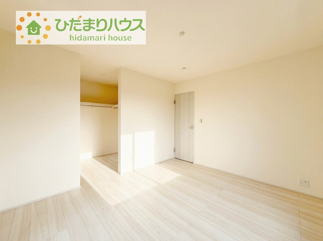 【寝室】 | かすみがうら市下稲吉2期　新築戸建　4号棟 | 大きなベッドを置いても余裕の広さの主寝室♪