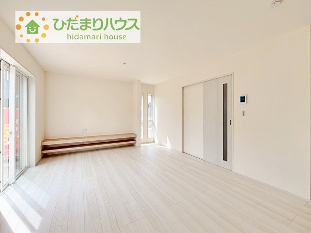 【居間・リビング】 | かすみがうら市下稲吉2期　新築戸建　4号棟 | リビングの大きな窓からは、暖かな日の光が降り注ぎます・・・