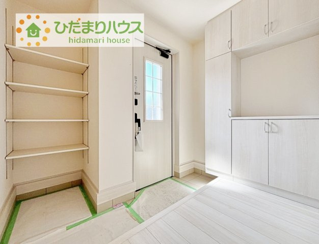 【玄関】 | かすみがうら市下稲吉2期　新築戸建　4号棟 | スニーカーマニアも納得の天井まであるシューズボックス!(^^)!