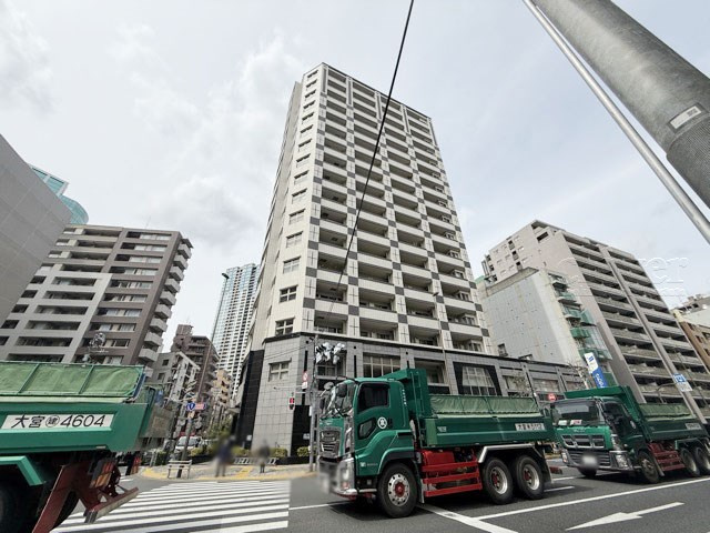【外観】 | グラーサ白金高輪 | 青空によく映える建物です。手入れの行き届いた外壁やマンション正面エントランスなど、綺麗な姿をぜひ一度、現地にてご覧ください。～即日のご見学可能～　お問合せはお気軽にどうぞ。
