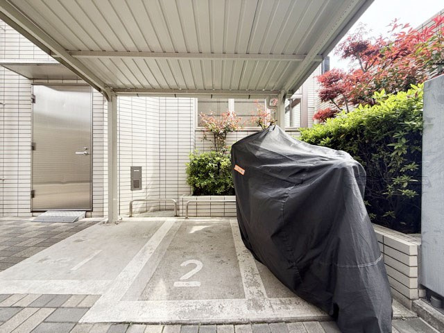 【駐車場】 | グラーサ白金高輪 | バイク置き場。空き区画の有無や駐輪料金、サイズおよび排気量規定などについては、改めてお問い合わせください。～即日のご見学可能～　お問合せはお気軽にどうぞ。
