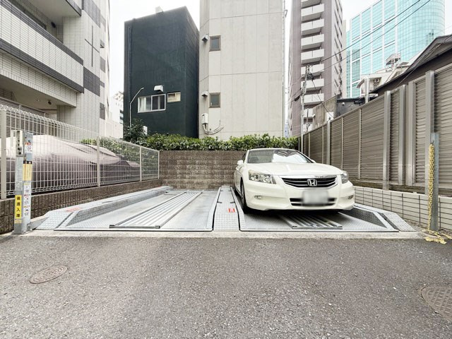 【駐車場】 | グラーサ白金高輪 | マンションの駐車場スペース。空きの有無や駐車料金、サイズ規定などについては、改めてお問い合わせください。～即日のご見学可能～　お問合せはお気軽にどうぞ。
