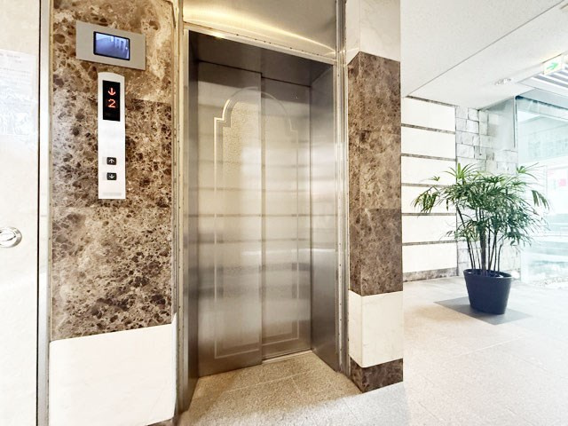 【設備】 | グラーサ白金高輪 | バリアフリーの強い味方、エレベーターが設置されています。メンテナンスに手間と費用がかかる設備ですが、あるとないとでは大違い。～即日のご見学可能～　お問合せはお気軽にどうぞ。
