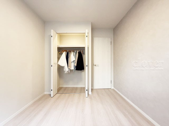 【子供部屋】 | グランドヴィラ西大井 | 収納スペースを備えた洋室。現地をご覧になった際には、部屋の大きさのほか、収納部分のサイズなどもご確認ください。～即日のご見学可能～　お問合せはお気軽にどうぞ。
