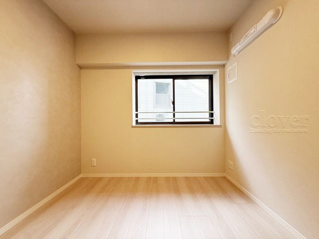 【子供部屋】 | グランドヴィラ西大井 | ベッドルームとして使うか、あるいは収納として使うか、洋室を見るときは具体的な用法や家具配置などをぜひご想像ください。～即日のご見学可能～　お問合せはお気軽にどうぞ。
