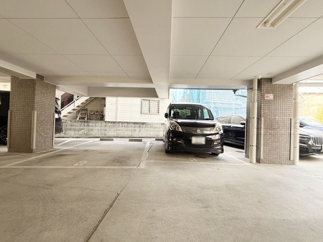 【駐車場】 | グランドヴィラ西大井 | マンションの駐車場スペース。空きの有無や駐車料金、サイズ規定などについては、改めてお問い合わせください。～即日のご見学可能～　お問合せはお気軽にどうぞ。
