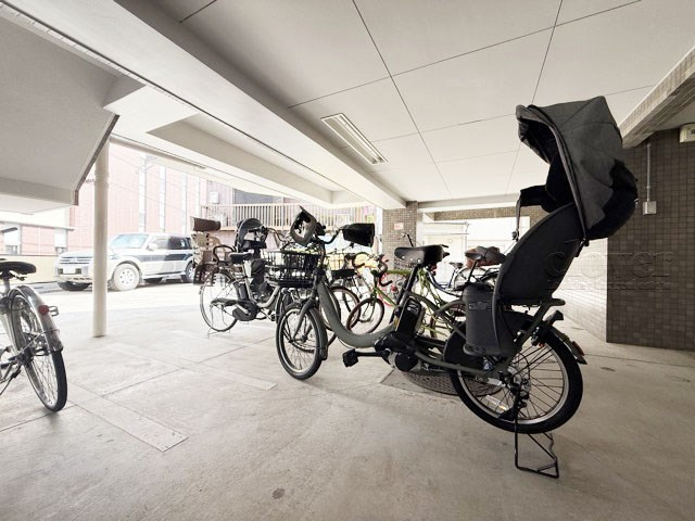 【駐輪場】 | グランドヴィラ西大井 | 自転車置き場。マンションの共用部にあたります。空きの有無や駐輪料金、各戸の台数制限などについては、改めてお問い合わせください。～即日のご見学可能～　お問合せはお気軽にどうぞ。
