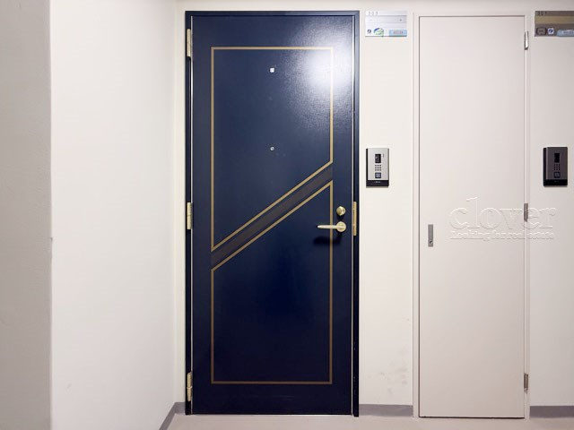 【その他共用部分】 | グランドヴィラ西大井 | 皆様をお迎えする、お部屋の玄関ドア。開けやすさや開放角度、ドアノブの操作しやすさや鍵の形状などを、現地で一度ご確認ください。～即日のご見学可能～　お問合せはお気軽にどうぞ。
