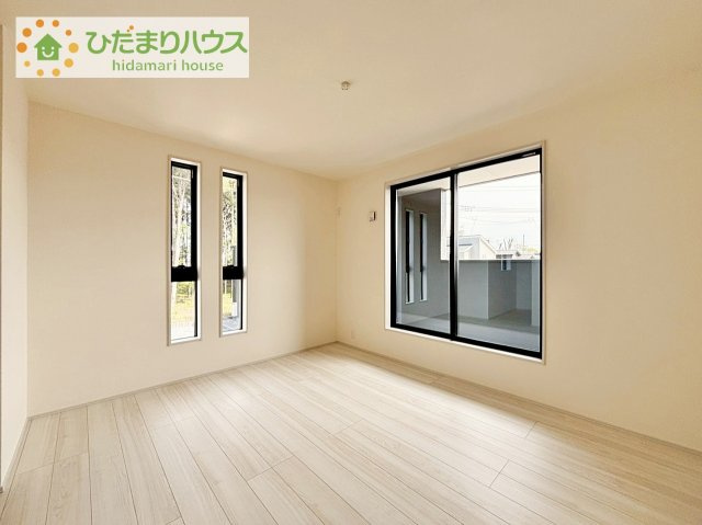 【寝室】 | かすみがうら市下稲吉2期　新築戸建　7号棟 | バルコニーに面していて、たっぷり光りの入る明るい主寝室です！