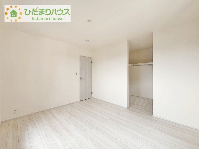 【寝室】 | かすみがうら市下稲吉2期　新築戸建　7号棟 | 大きなベッドを置いても余裕の広さの主寝室♪
