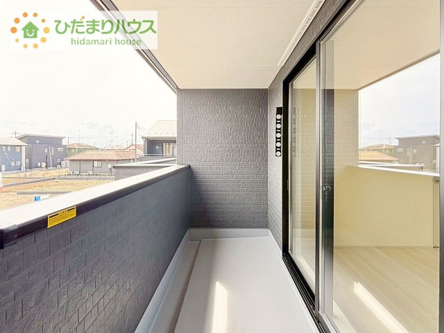 【バルコニー】 | かすみがうら市下稲吉2期　新築戸建　7号棟 | 広々としたバルコニーは、大量の洗濯物を干しても余裕！お布団だって、家族全員分をいっきに干せますね(^O^)