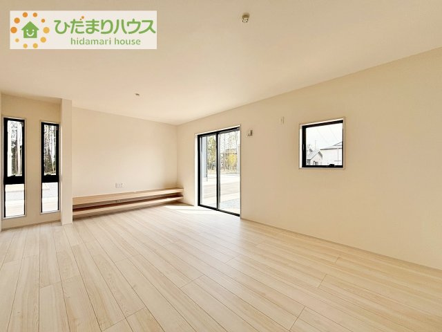 【居間・リビング】 | かすみがうら市下稲吉2期　新築戸建　7号棟 | 早くお仕事終わらせて、家に帰りたくなるようなリビングです(^^♪