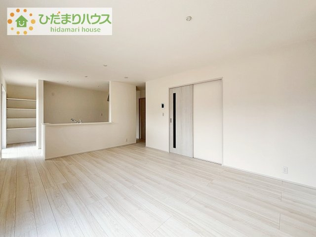 【居間・リビング】 | かすみがうら市下稲吉2期　新築戸建　7号棟 | リビングの大きな窓からは、暖かな日の光が降り注ぎます・・・
